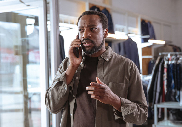 Man pratar i telefon